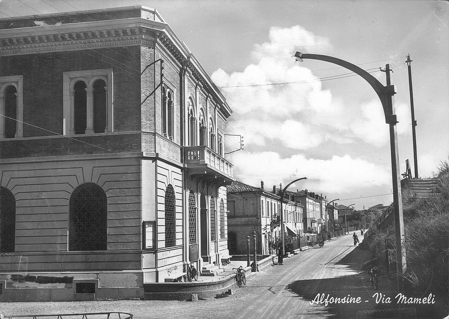 casa-popolo-dopoguerra.jpg (707240 byte)